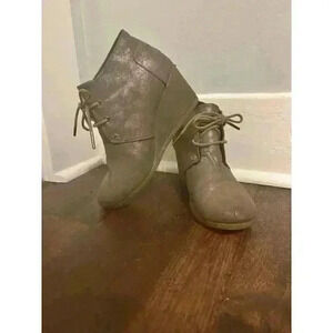 TOMS Desert Wedge Shoe Taupe With Gold‎ Synthetic Sueded Leather Women's Size 8
